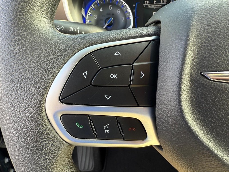 Chrysler Pacifica Vehicle Full-screen Gallery Image 21