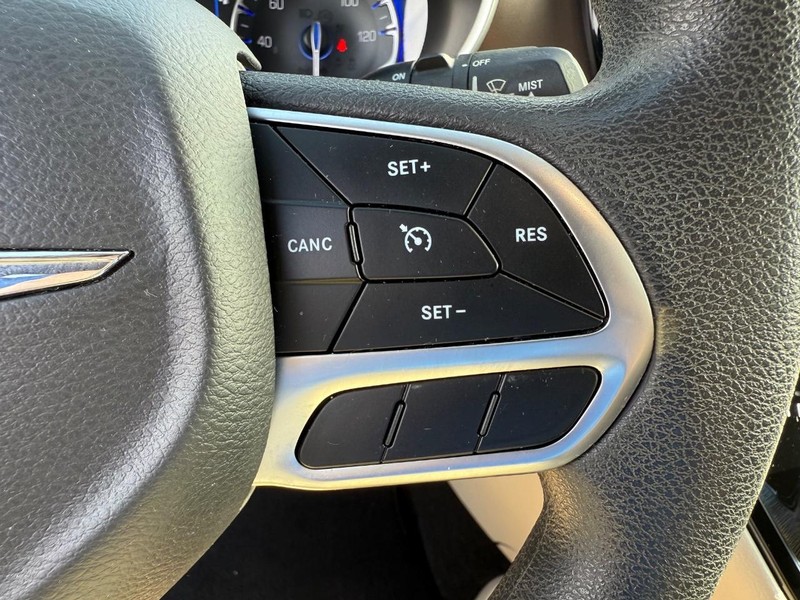 Chrysler Pacifica Vehicle Full-screen Gallery Image 22