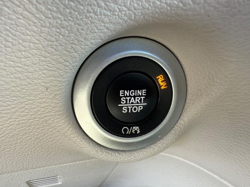 Chrysler Pacifica Vehicle Full-screen Gallery Image 23