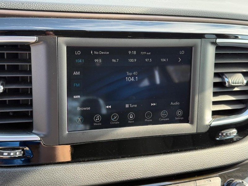 Chrysler Pacifica Vehicle Full-screen Gallery Image 24
