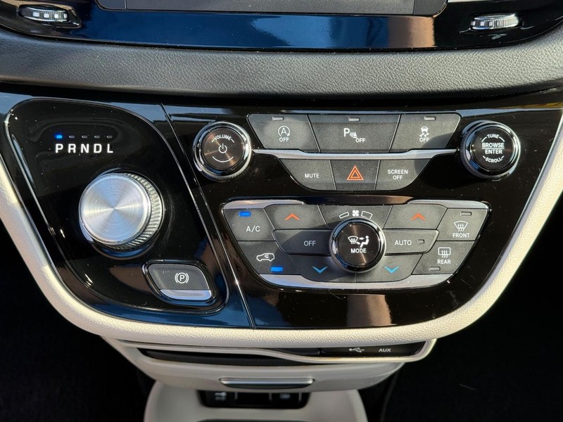 Chrysler Pacifica Vehicle Full-screen Gallery Image 26