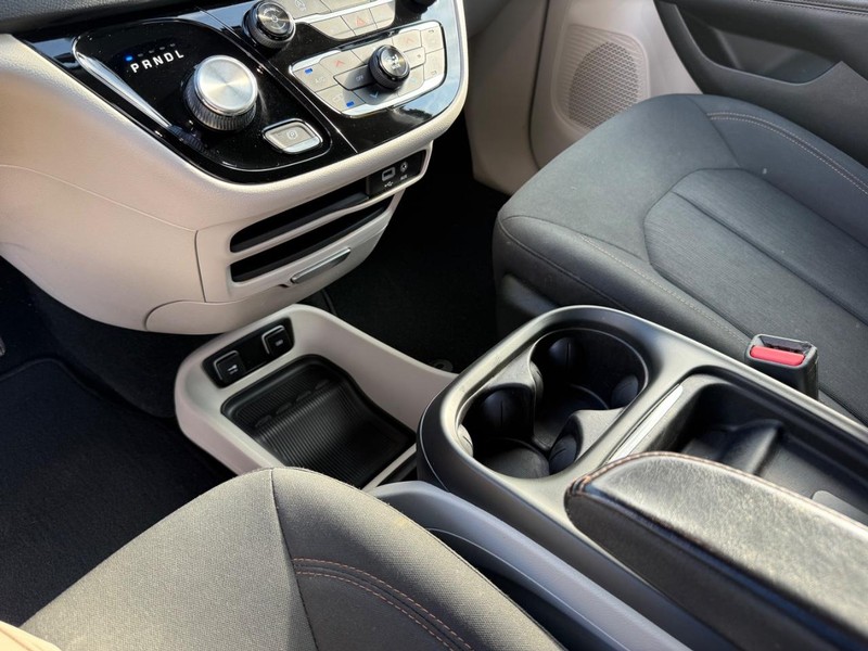 Chrysler Pacifica Vehicle Full-screen Gallery Image 27