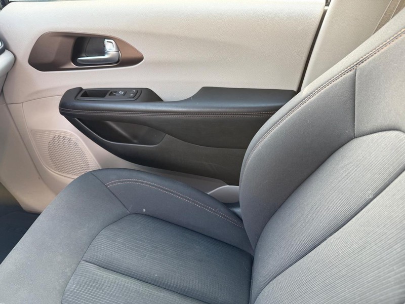 Chrysler Pacifica Vehicle Full-screen Gallery Image 28
