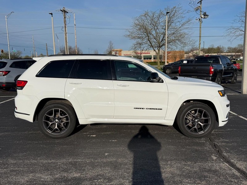 Jeep Grand Cherokee Vehicle Full-screen Gallery Image 2