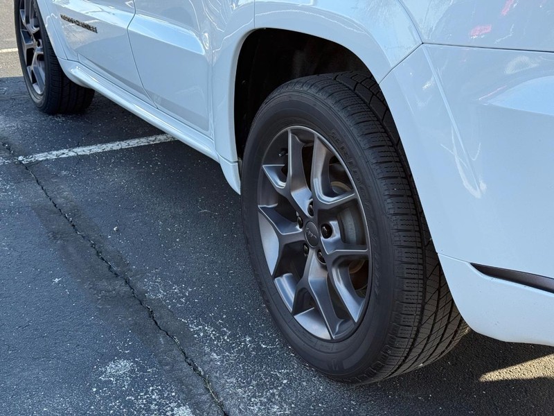 Jeep Grand Cherokee Vehicle Full-screen Gallery Image 6