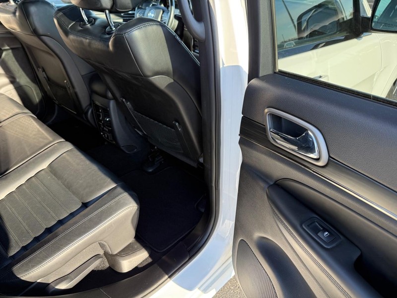 Jeep Grand Cherokee Vehicle Full-screen Gallery Image 12