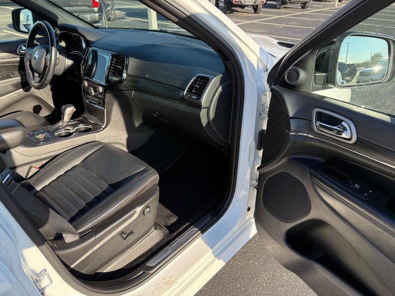 Jeep Grand Cherokee Vehicle Full-screen Gallery Image 16