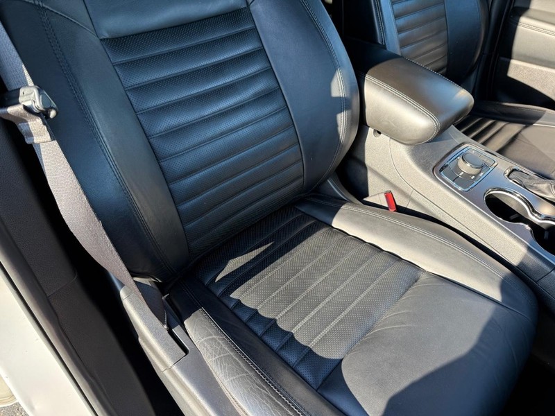 Jeep Grand Cherokee Vehicle Full-screen Gallery Image 17