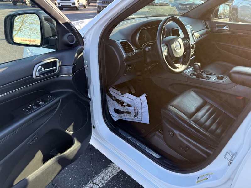 Jeep Grand Cherokee Vehicle Full-screen Gallery Image 18