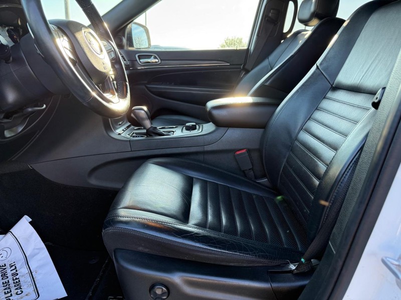 Jeep Grand Cherokee Vehicle Full-screen Gallery Image 19