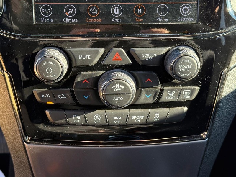 Jeep Grand Cherokee Vehicle Full-screen Gallery Image 27