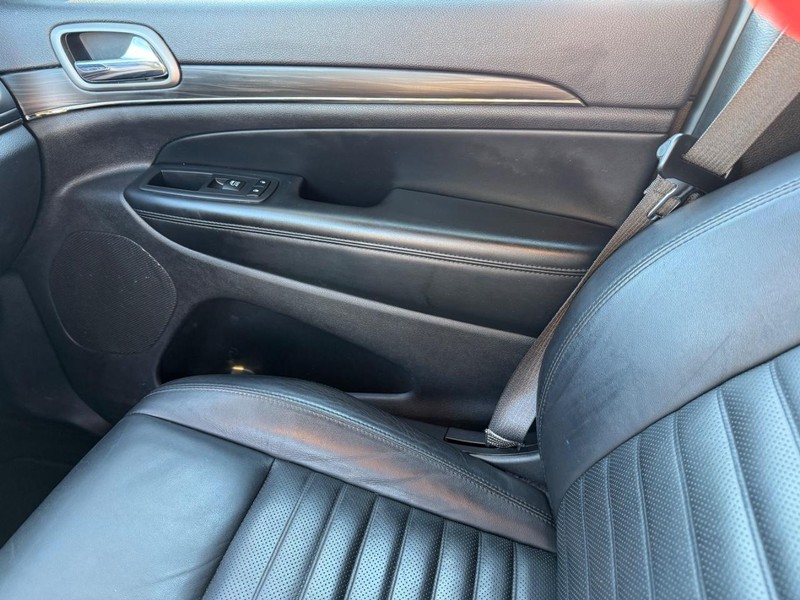 Jeep Grand Cherokee Vehicle Full-screen Gallery Image 29