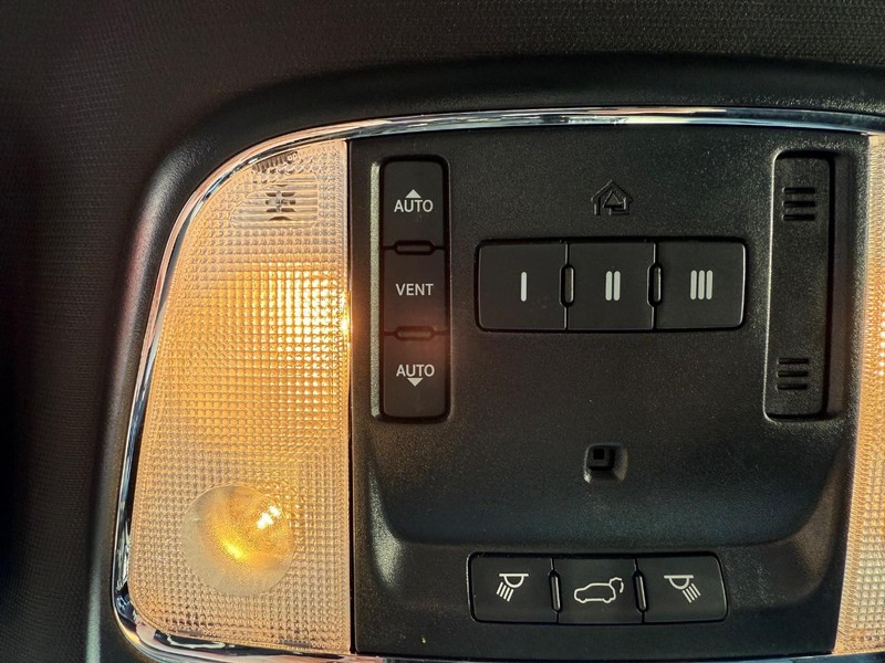 Jeep Grand Cherokee Vehicle Full-screen Gallery Image 30