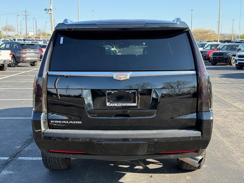 Cadillac Escalade Vehicle Full-screen Gallery Image 04