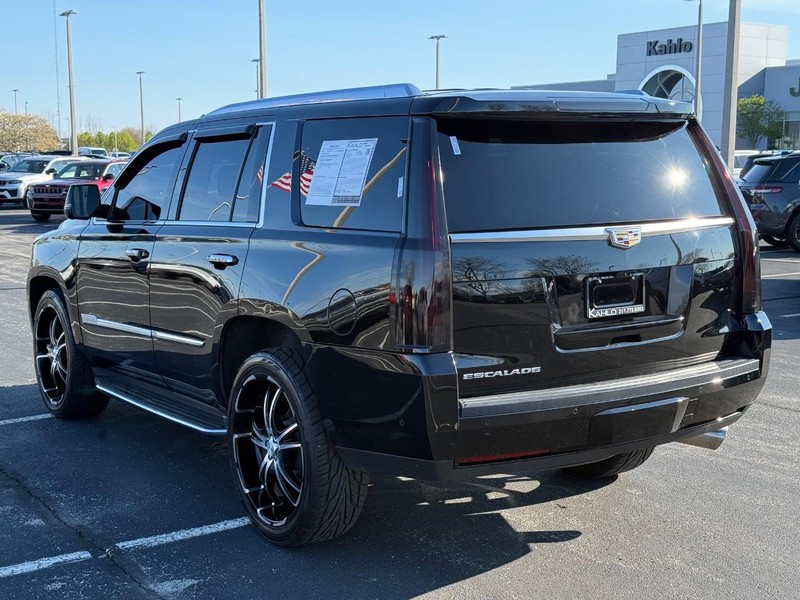 Cadillac Escalade Vehicle Full-screen Gallery Image 05