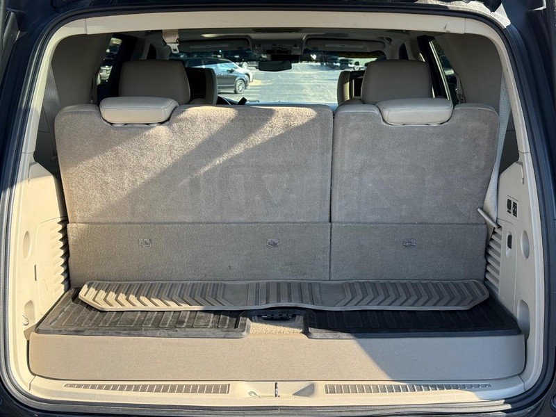 Cadillac Escalade Vehicle Full-screen Gallery Image 07