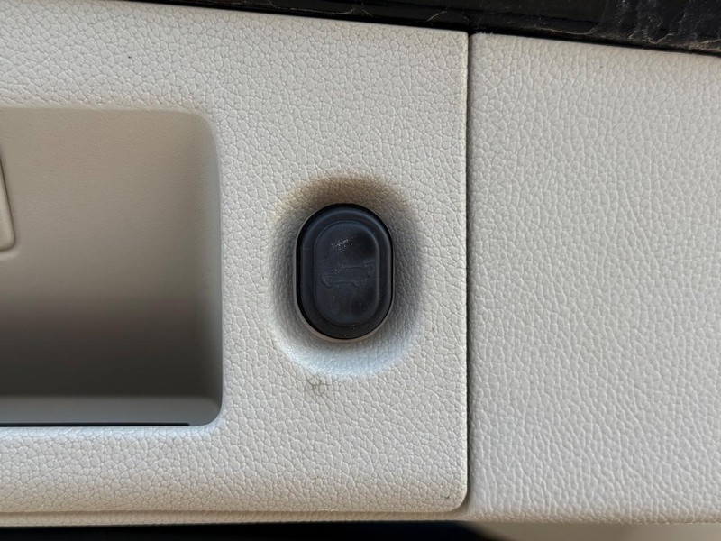 Cadillac Escalade Vehicle Full-screen Gallery Image 08