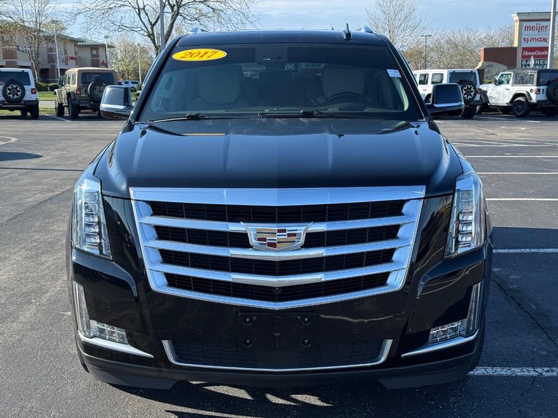 Cadillac Escalade Vehicle Full-screen Gallery Image 10