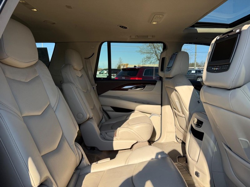 Cadillac Escalade Vehicle Full-screen Gallery Image 11