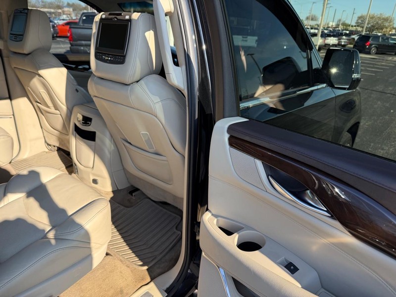 Cadillac Escalade Vehicle Full-screen Gallery Image 12