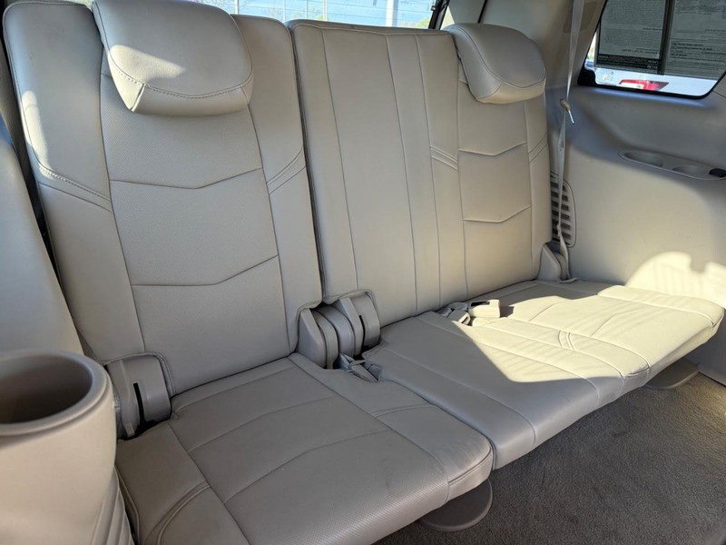 Cadillac Escalade Vehicle Full-screen Gallery Image 13