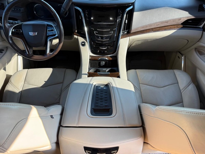 Cadillac Escalade Vehicle Full-screen Gallery Image 15