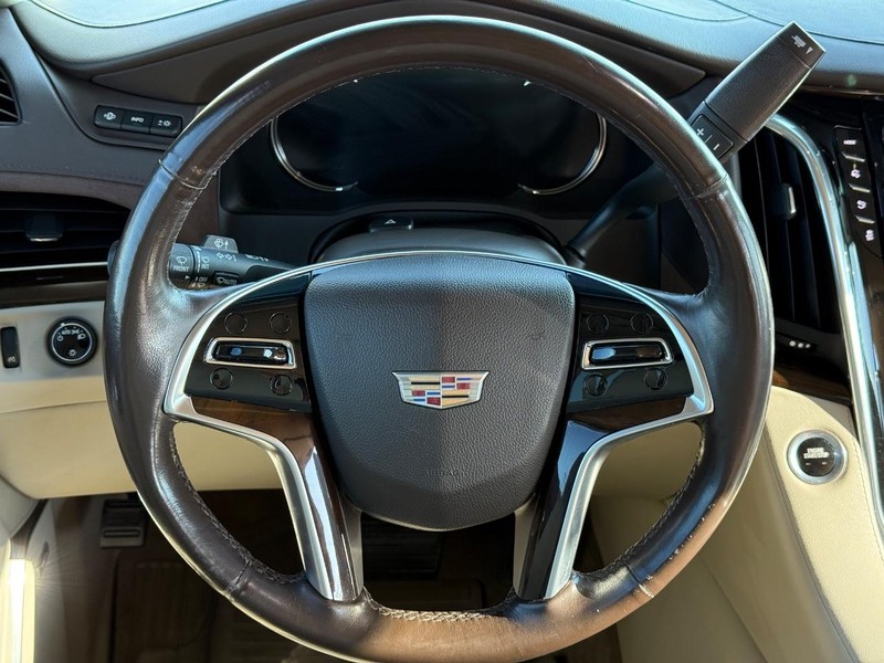 Cadillac Escalade Vehicle Full-screen Gallery Image 16