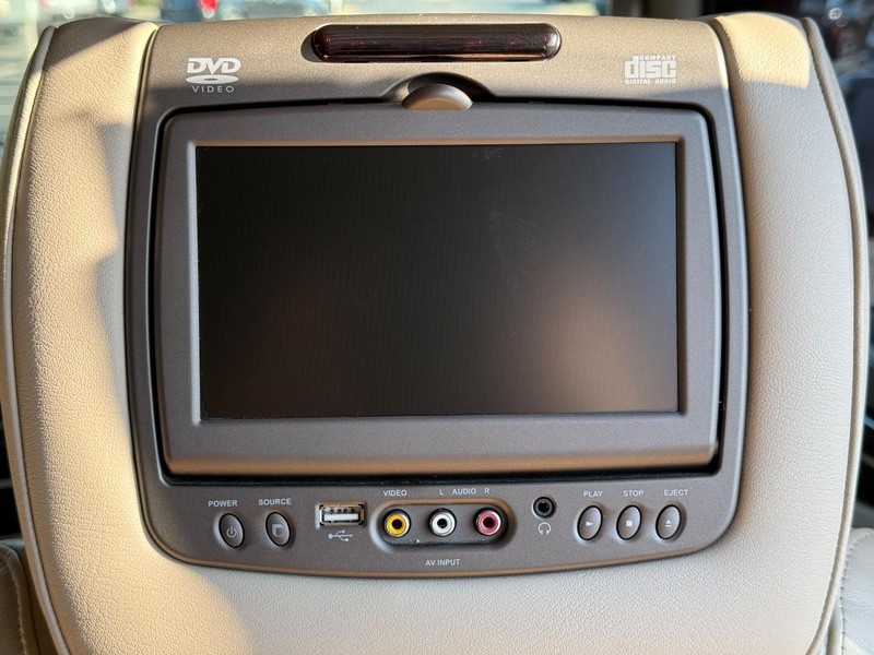 Cadillac Escalade Vehicle Full-screen Gallery Image 17