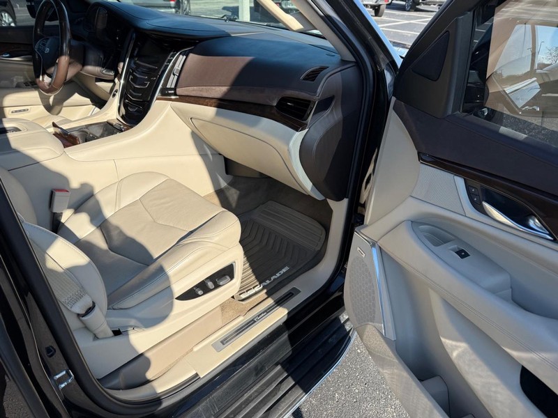 Cadillac Escalade Vehicle Full-screen Gallery Image 18