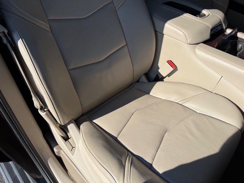 Cadillac Escalade Vehicle Full-screen Gallery Image 19