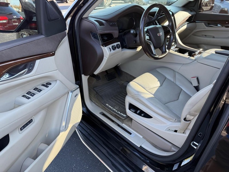 Cadillac Escalade Vehicle Full-screen Gallery Image 20