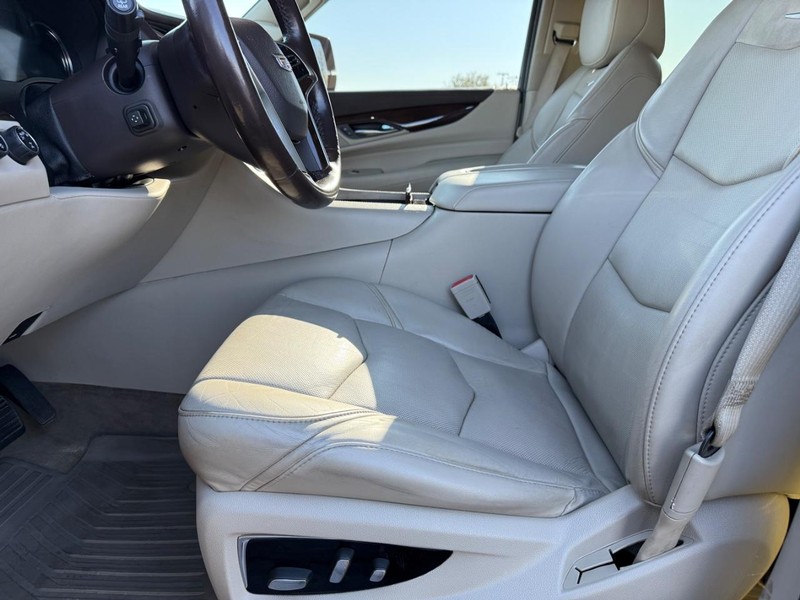 Cadillac Escalade Vehicle Full-screen Gallery Image 21
