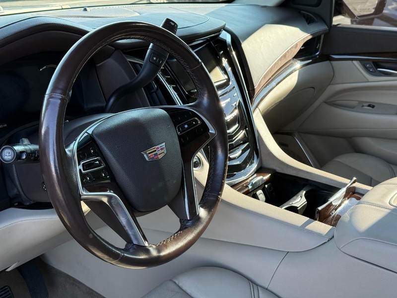 Cadillac Escalade Vehicle Full-screen Gallery Image 22