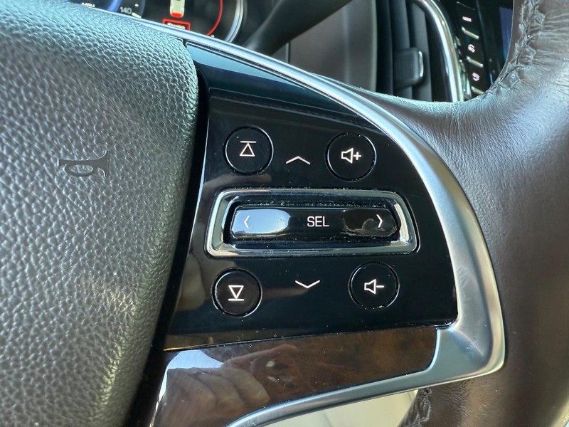 Cadillac Escalade Vehicle Full-screen Gallery Image 24