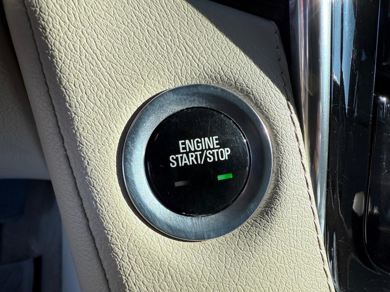 Cadillac Escalade Vehicle Full-screen Gallery Image 25