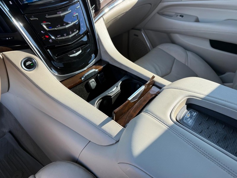 Cadillac Escalade Vehicle Full-screen Gallery Image 30