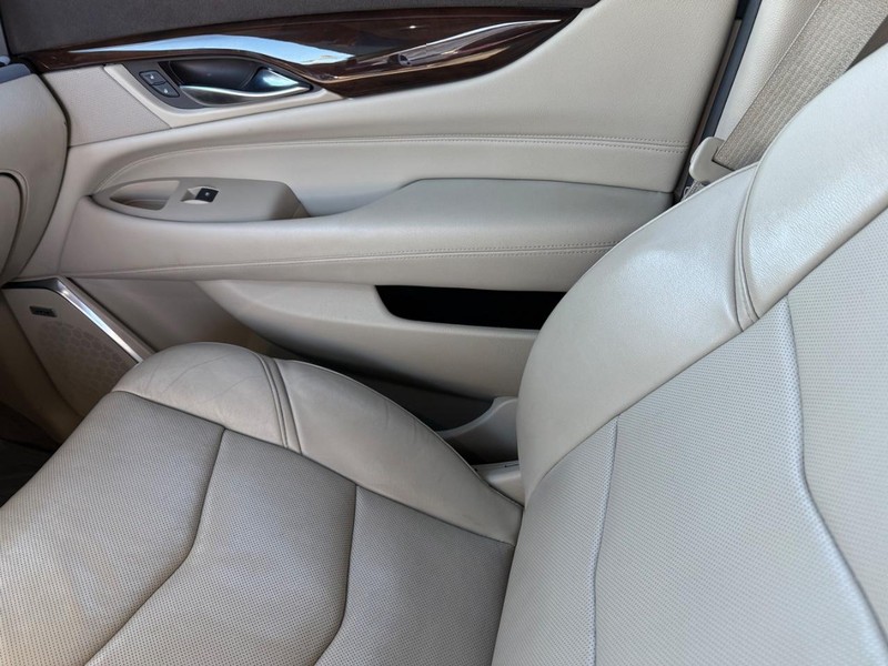 Cadillac Escalade Vehicle Full-screen Gallery Image 31