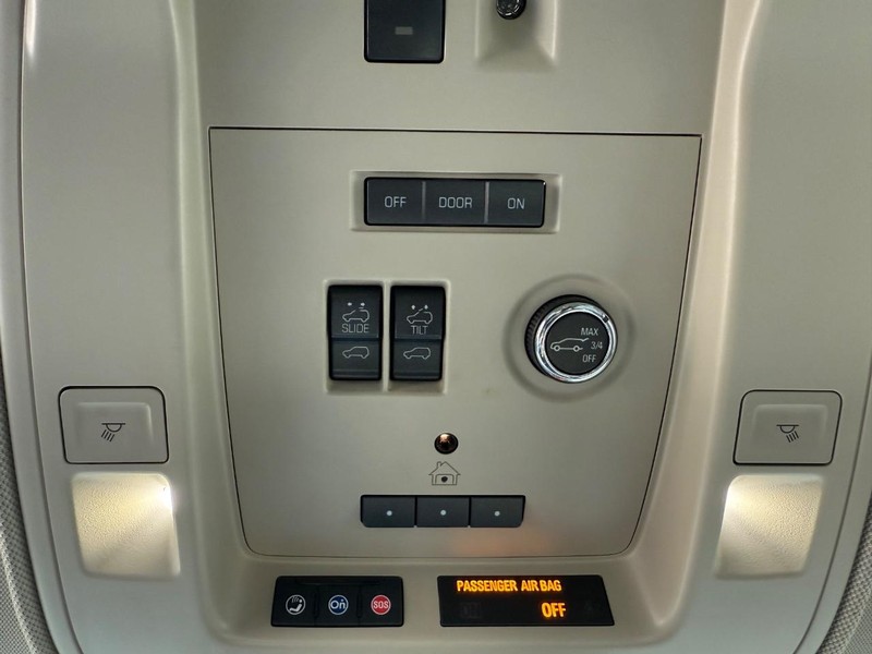 Cadillac Escalade Vehicle Full-screen Gallery Image 32