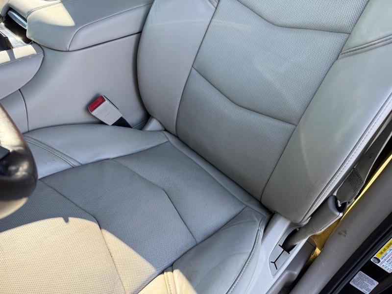 Cadillac Escalade Vehicle Full-screen Gallery Image 35