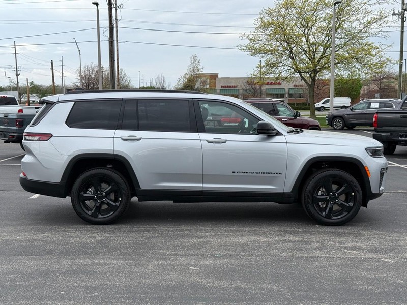 Jeep Grand Cherokee L Vehicle Full-screen Gallery Image 2