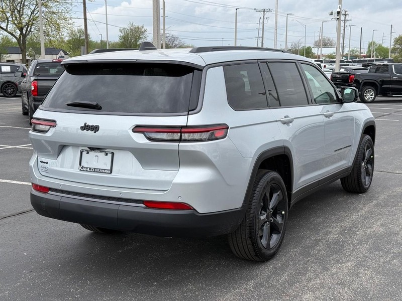 Jeep Grand Cherokee L Vehicle Full-screen Gallery Image 3