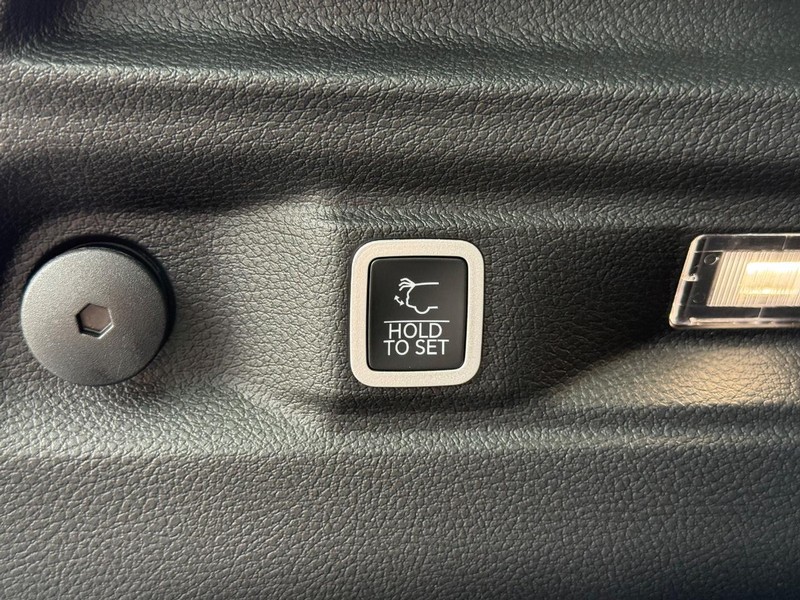 Jeep Grand Cherokee L Vehicle Full-screen Gallery Image 8