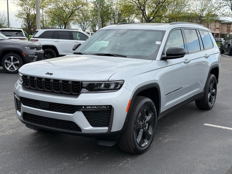 Jeep Grand Cherokee L Vehicle Full-screen Gallery Image 9