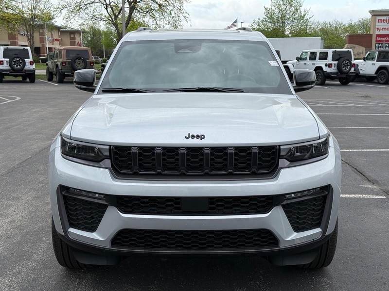 Jeep Grand Cherokee L Vehicle Full-screen Gallery Image 10