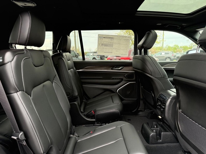 Jeep Grand Cherokee L Vehicle Full-screen Gallery Image 11