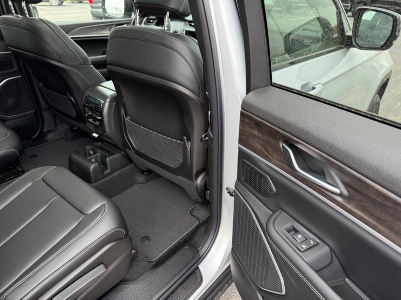Jeep Grand Cherokee L Vehicle Full-screen Gallery Image 12