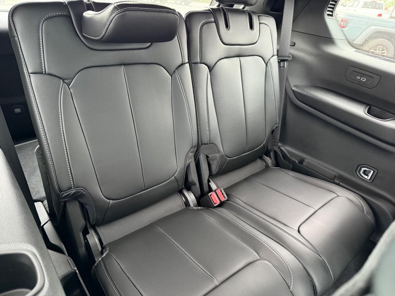 Jeep Grand Cherokee L Vehicle Full-screen Gallery Image 13