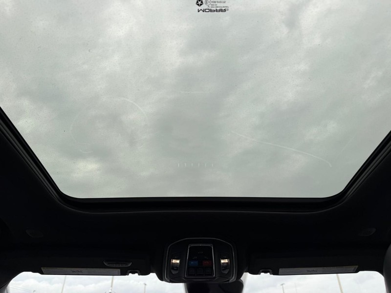 Jeep Grand Cherokee L Vehicle Full-screen Gallery Image 14