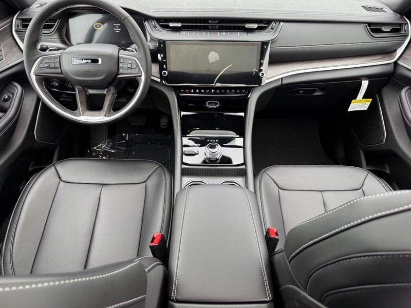 Jeep Grand Cherokee L Vehicle Full-screen Gallery Image 15