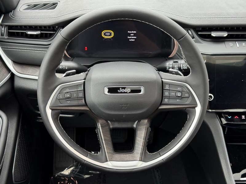 Jeep Grand Cherokee L Vehicle Full-screen Gallery Image 16